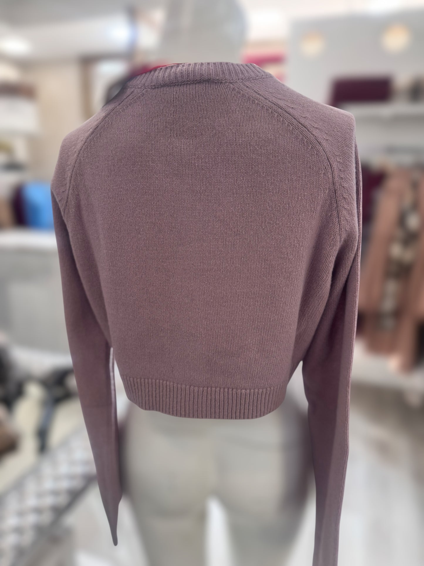 Cardigan corto lilla in lana Semicouture con bottone gioiello