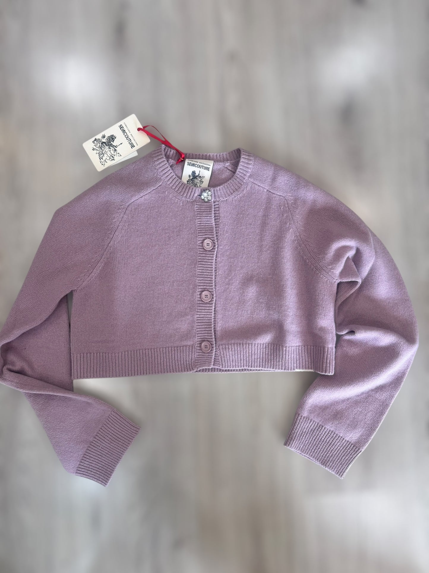 Cardigan corto lilla in lana Semicouture con bottone gioiello