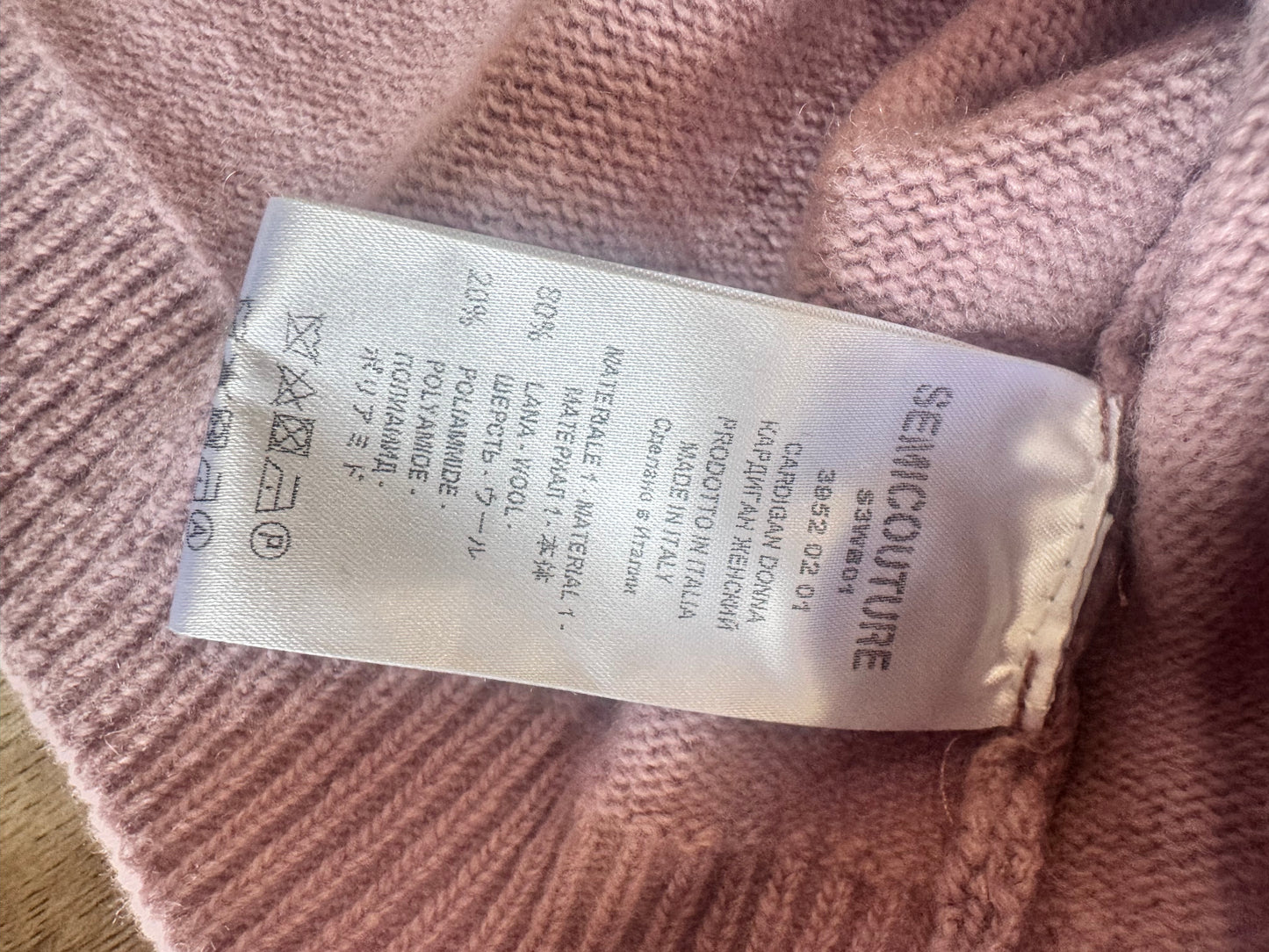 Cardigan corto lilla in lana Semicouture con bottone gioiello