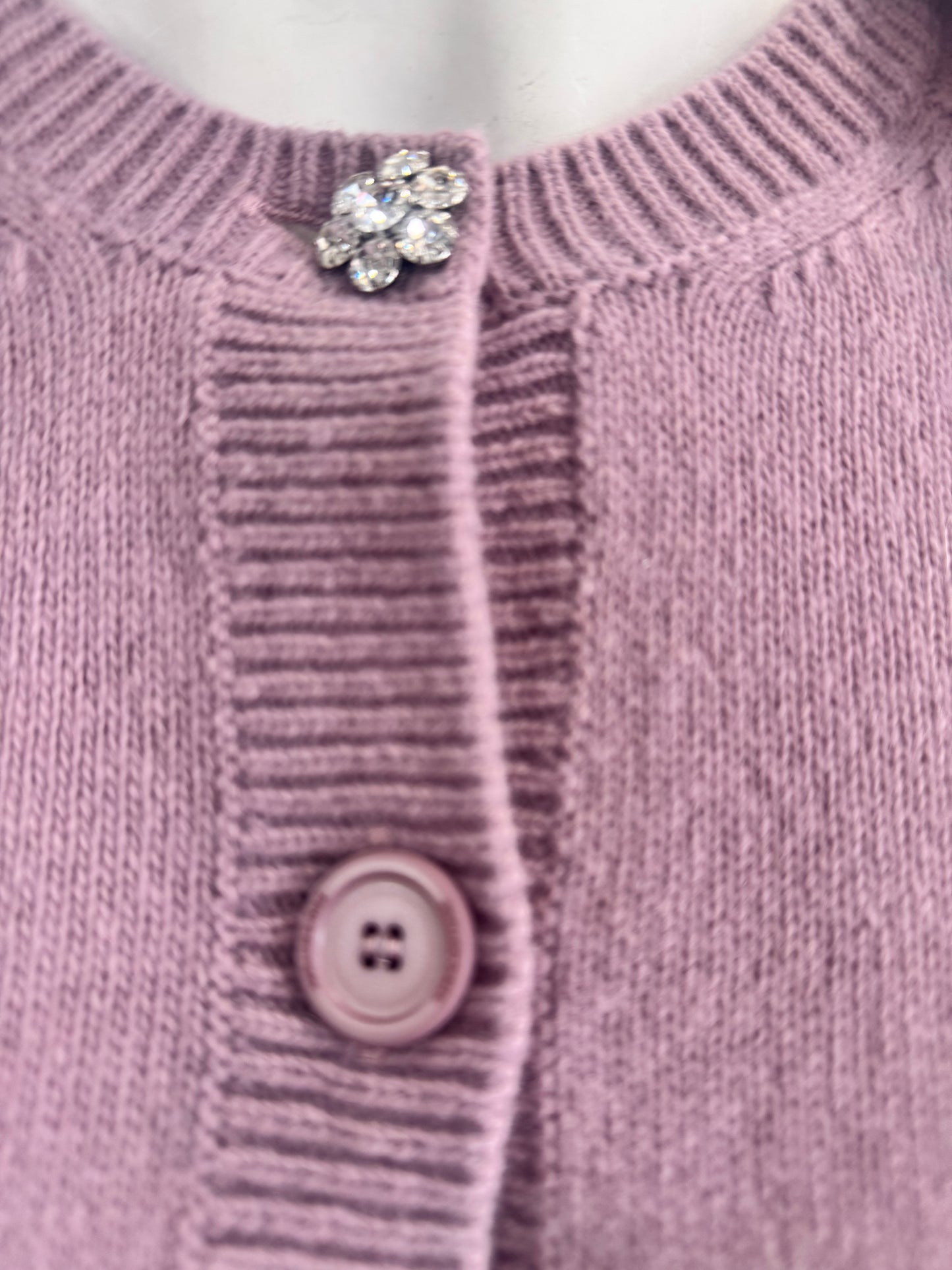 Cardigan corto lilla in lana Semicouture con bottone gioiello